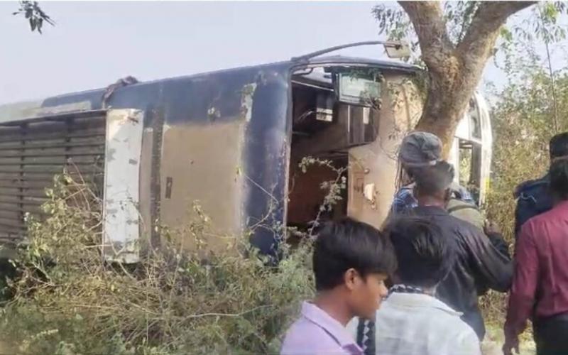  रायपुर से जगदलपुर जा रही बस पलटी, कई यात्री घायल खबरगली  The person who spread rumor of bomb in flight turned out to be an IB officer, police arrested him cg news hindi news cg big news latest news khabargali 