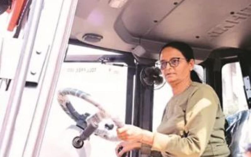  पति की मौत  के बाद पत्नी चलाने लगी जेसीबी, अब जापान में दिखाएगी अपना हुनर खबरगली  After the death of her husband, the wife started driving JCB, now she will show her skills in Japan cg news hindi news cg big news latest news cg hindi news cg big news khabargali 