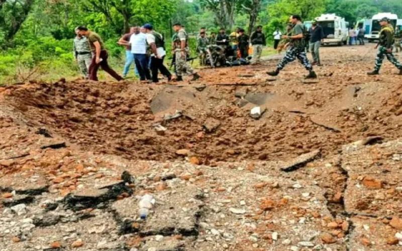 बीजापुर में शहीद जवानों के नाम आये सामने, 7 गाड़ियों के गुजरने के बाद आठवीं वाहन में हुआ ब्लास्ट खबरगली   Names of martyred soldiers came to light in Bijapur, after 7 vehicles passed, blast occurred in the eighth vehicle cg news cg big news cg latest news chhattisgarh news cg naxal news cg big news khabargali 