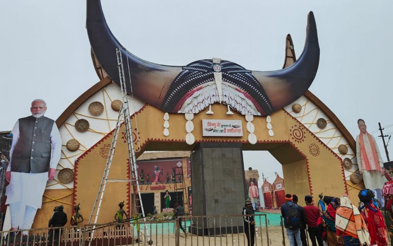 "Chhattisgarh Pavilion" became the center of attraction for people in Prayagraj Maha Kumbh. Crowds are gathering to know the art, culture and history of Chhattisgarh. Free arrangements have been made for the stay and food of the people of the state, Khabargali
