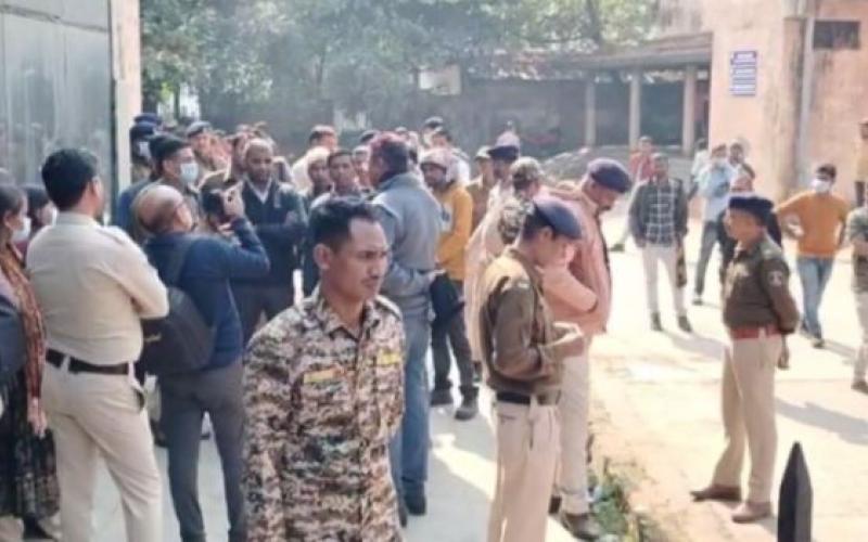 कुसुम प्लांट हादसा अपडेट, तीन मजदूरों के शव ले जाने से परिजनों ने किया इनकार, सरकारी नौकरी और मुआवजे की रखी मांग खबरगली Kusum plant accident update, relatives refused to take the bodies of three workers, demanded government jobs and compensation  cg big news hindi news cg latest news chhattisgarh news cg big news khabargali 