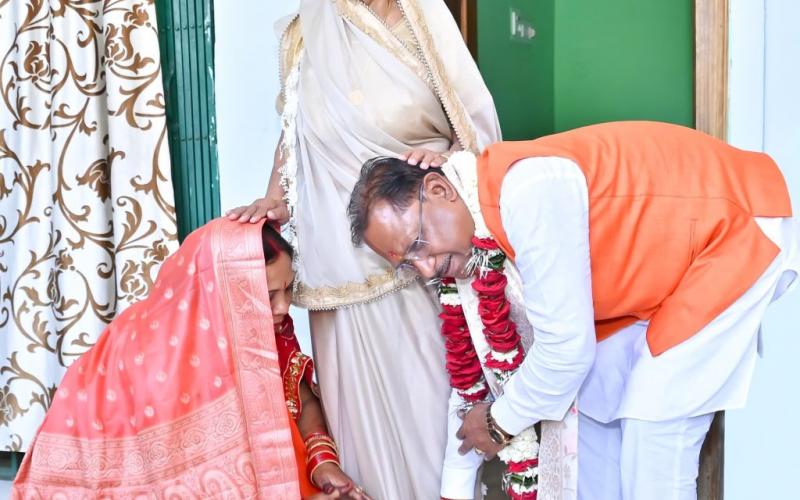 On his birthday, Chief Minister Sai along with his wife touched the feet of his mother to seek blessings, Bagia, Chhattisgarh, Khabargali