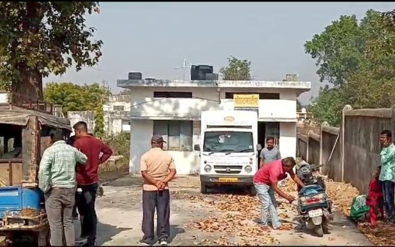 मधुमक्खी के हमले से कारोबारी की गई जान, 3 की हालत गंभीर खबरगली Businessman killed due to bee attack, condition of 3 critical Newsgali  cg news cg big news cg hindi news cg latest news khabargali 