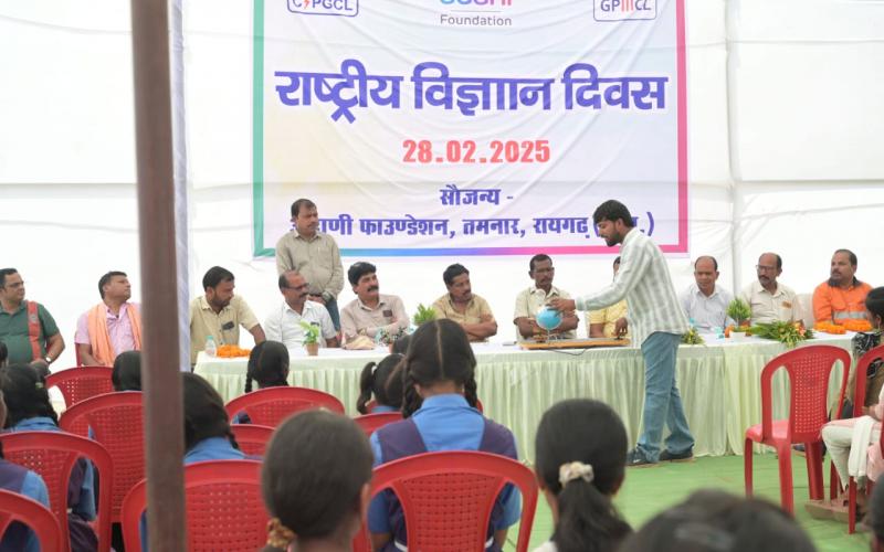 Successful event organized in Milupara on National Science Day, Adani Foundation's mobile science laboratory increased attraction, Raigarh, Khabargali