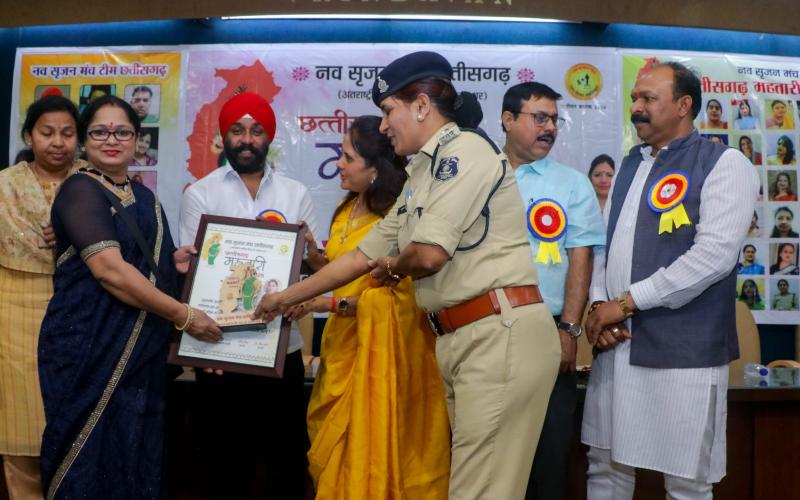 Mahtari Samman 2025, International Women's Day, Navsarjan Manch honored 61 mothers from various fields, women felt proud by receiving traditional Rupiya Mala Putri and Mahtari Samman, 12 best self-help groups were honored by Navsarjan Manch, President of Navsarjan Manch Amarjeet Singh Chhabra, Raipur, Chhattisgarh, Khabargali