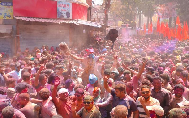 Indore was soaked in colours on Rangpanchami, gulal was fired from cannons, colours and water were showered from tankers up to several feet high, Khabargali
