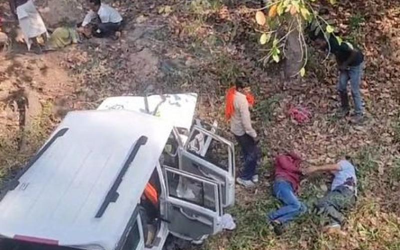 बीजेपी कार्यकर्ताओं से भरी बोलेरो वाहन नदी में गिरी, दो की मौत सात घायल खबरगली Bolero vehicle full of BJP workers fell into the river, two died and seven injured  cg news cg big news hindi news latest news khabargali 