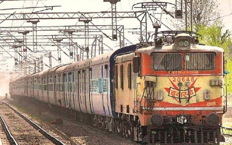 नवरात्रि पर भक्तों को रेलवे ने दी सुविधा, डोंगरगढ़ में रुकेगी 10 एक्सप्रेस ट्रेनें खबरगली Railways provided facilities to devotees on Navratri, 10 express trains will stop at Dongargarh cg news cg big news latest news hindi news khabargali 