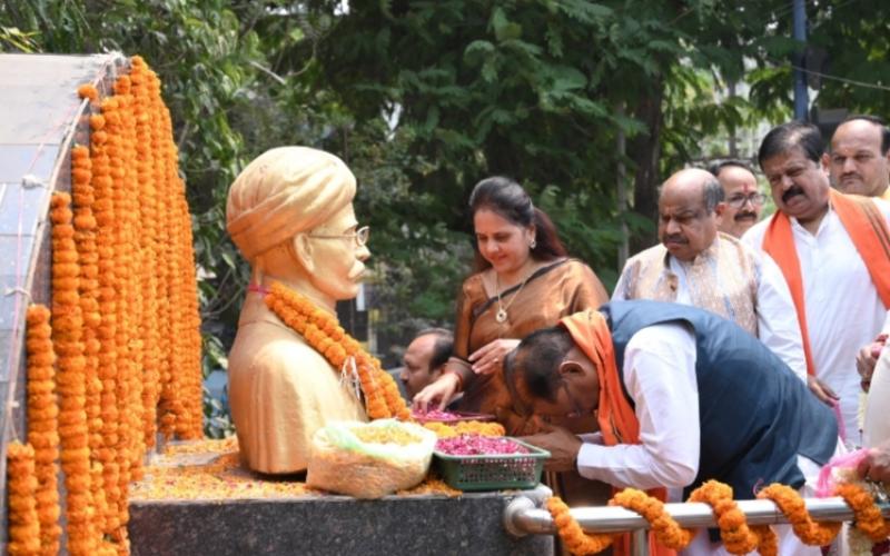 On the occasion of Utkal Day, Chief Minister Sai garlanded the statue of great freedom fighter Barrister Madhusudan Das and paid his respects to him, Utkal Day, MLA and prominent leader of the society Purandar Mishra, Raipur, Chhattisgarh, Khabargali
