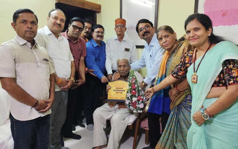 Vipra Gaurav Samman to Shri Vinod Kumar Shukla nominated for Jnanpith Award - World Brahmin Federation honoured him, Arvind Ojha President World Brahmin Federation, Raipur, Chhattisgarh, Khabargali