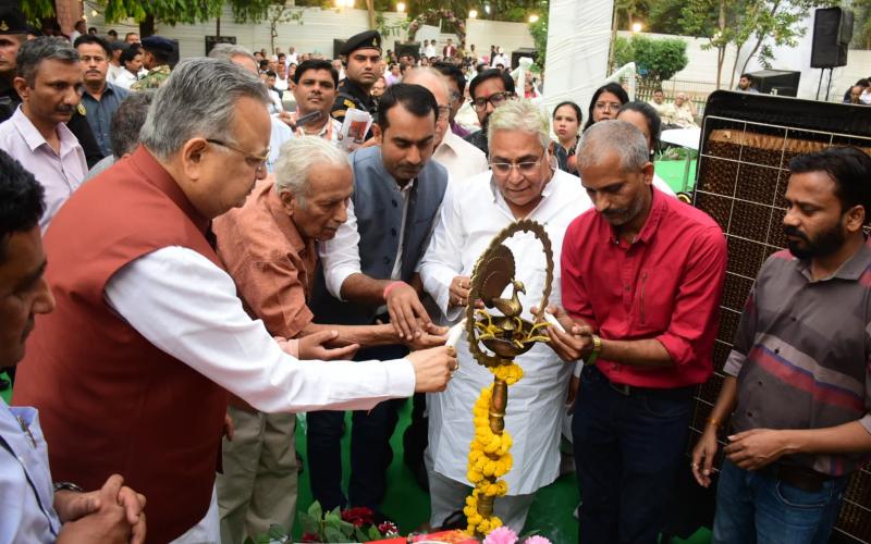 Govind Lal Vora Library inaugurated at Raipur Press Club; Jnanpith Award-winning poet-storyteller Vinod Kumar Shukla honored; Assembly Speaker Dr. Raman Singh, Umesh Trivedi, MLA Purandar Mishra, Amrut Sandesh newspaper's editor-in-chief Girish Vora, Raipur Press Club President Prafull Thakur, General Secretary Vaibhav Shiv Pandey, Vice President Sandeep Shukla, Treasurer Raman Halwai, Joint Secretary Tripti Soni and Arvind Sonwani, Chhattisgarh, KhabarGali