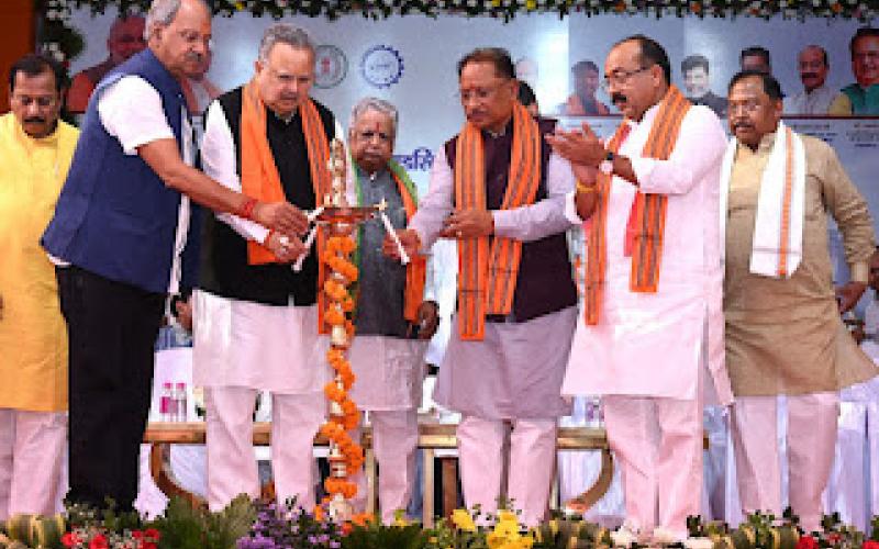 The newly appointed chairpersons of various boards, corporations and commissions took charge today. Among those who took charge were the newly appointed chairman of Chhattisgarh State Industrial Development Corporation Limited Rajiv Agarwal, the newly appointed chairman of Chhattisgarh Tourism Board Neelu Sharma, the newly appointed chairman of Chhattisgarh Sahitya Academy Shashank Sharma, the chairman of Chhattisgarh State Child Protection Commission Varnika Sharma, Raipur, Chhattisgarh