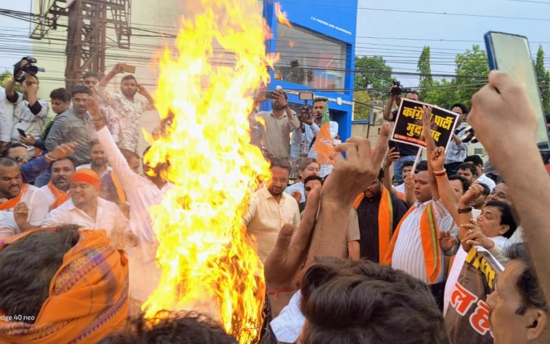 BJP raised voice against National Herald case, burnt effigy, BJYM opened front against Rahul Gandhi and Sonia Gandhi, slogans of send them to jail were raised, Bharatiya Janta Yuva Raipur District President Govinda Gupta, Raipur, Chhattisgarh, Khabargali