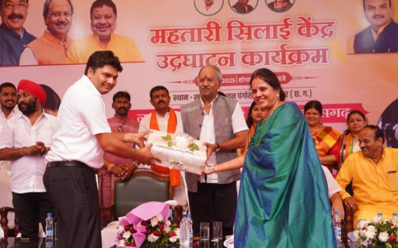 Mahtari sewing centers will be opened in all the wards of the capital, MP Brijmohan gave instructions, making women self-reliant is the priority of the BJP government: MP Brijmohan Agarwal, Raipur, Chhattisgarh, Khabargali) (68797)