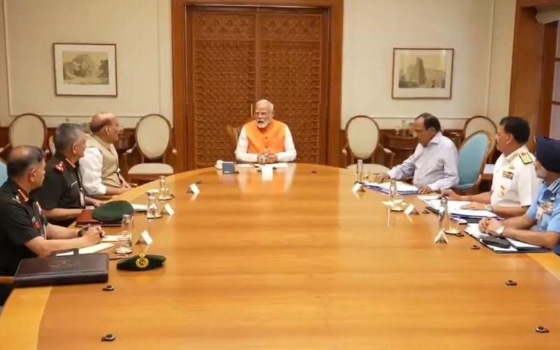 In a high level meeting, PM Modi gave the army a free hand; the army should decide the target, time and method, Prime Minister Narendra Modi held a high level meeting with Defense Minister Rajnath Singh, the three army chiefs, Chief of Defense Staff General Anil Chauhan and National Security Advisor Ajit Doval, Khabargali