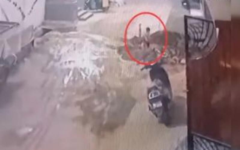 A boy fell into a pit dug to make a gutter and died by drowning cg news cg hindi news cg latest news raipur news cg big news khabargali 