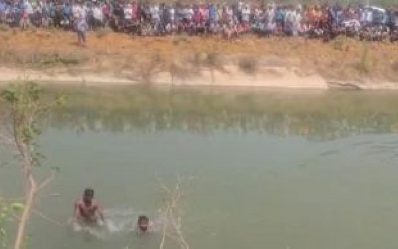  Pickup vehicle fell into the canal, five villagers including two children swept away  cg news korba news cg big news khbargali 