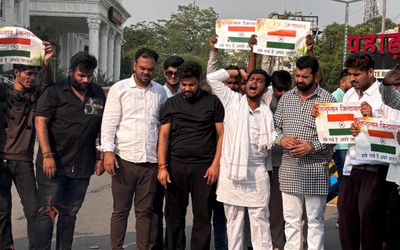 Youth Congress Raipur protests against the terrorist attack in Jammu and Kashmir, District President Vinod Kashyap, Tajul Ahmed, District General Secretary, Chhattisgarh, Khabargali