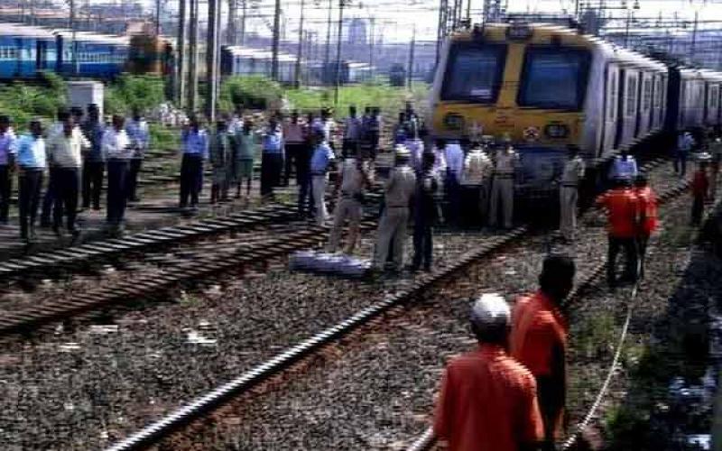 Accident in Mumbai local train, 5 passengers standing near the door fell and died latest news hindi news big news khabargali 