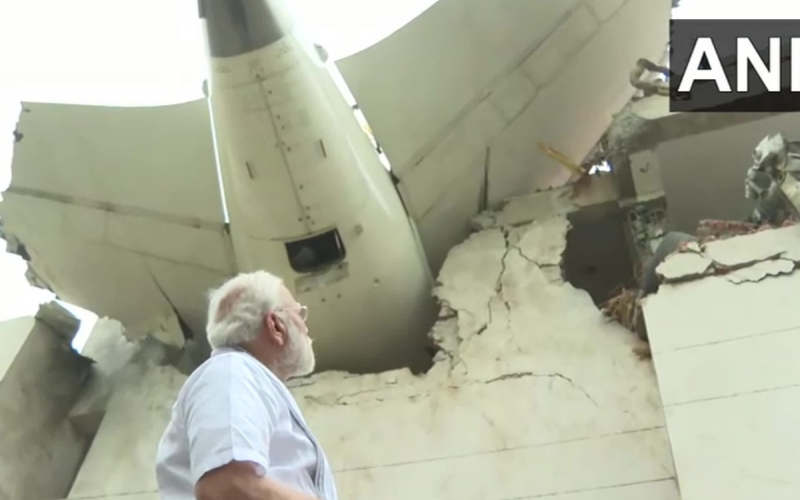 265 people died in Ahmedabad plane crash, PM Modi reached the spot to take stock latest news hindi News big news khabargali 