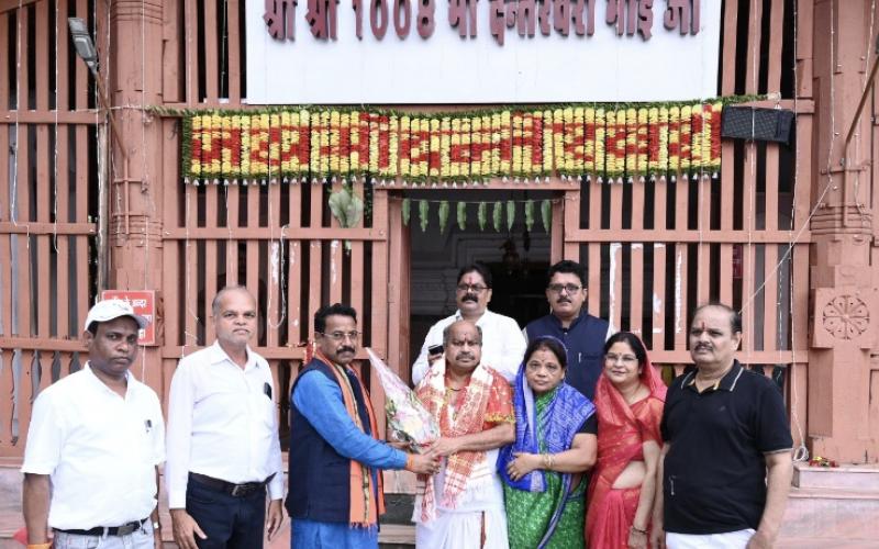 El MLA del Norte Purandar Mishra visitó Maa Danteshwari en Dantewada y deseó felicidad y prosperidad a la gente de la zona, Raipur, Chhattisgarh, Khabargali.