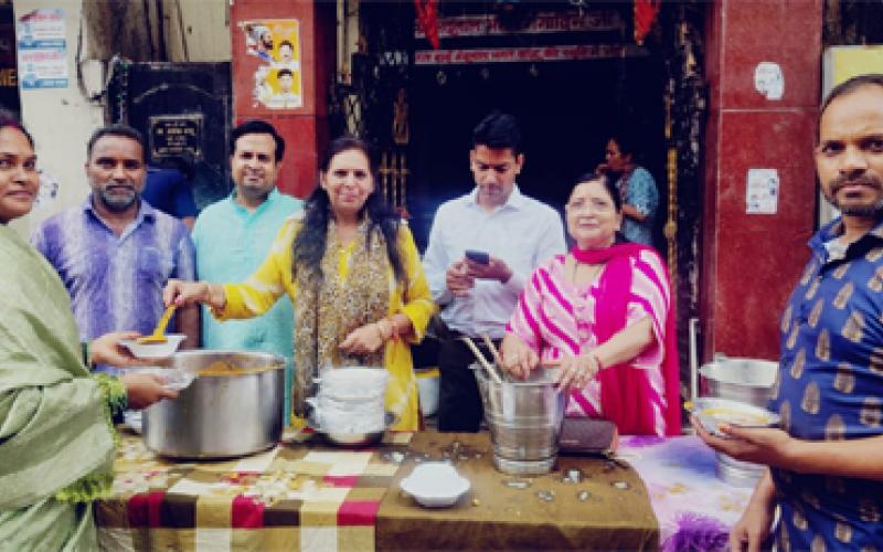 Radha Rani's Ladli Prasad distributed on Hariyali Teej Amavasya, Jawahar Nagar Mandal of Chhattisgarh Agrawal Organization Raipur, Ancient Temple Shri Shiv Temple, Shri Radha Krishna Temple, Raipur, Chhattisgarh, Khabargali