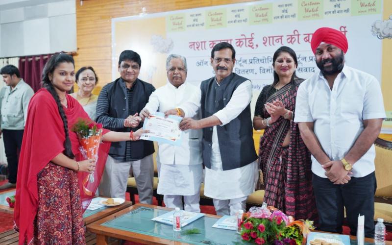Cash prizes worth twenty thousand rupees were given in the on the spot cartoon competition organized by Cartoon Watch and Social Welfare Department, CSIDC Chairman Rajiv Agarwal, Child Protection Commission Chairperson Varnika Sharma, Apex Bank Chairman Kedar Gupta and Minority Commission Chairman Amarjeet Chhabra, Cartoon Watch Editor Tryambak Sharma, Raipur, Chhattisgarh, Khabargali
