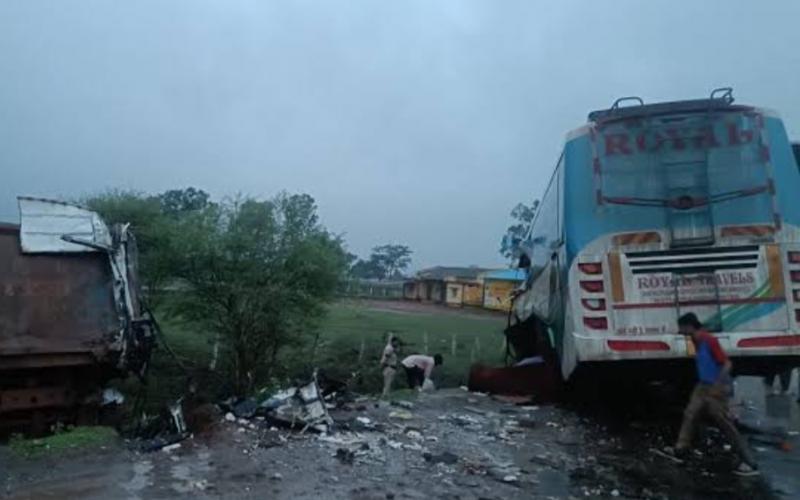 Bus coming from Jagdalpur and Hiva collided, 3 people including a woman died, many injured cg news hindi news big news latest news jgadalpur News khabargali 
