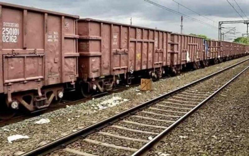 Councillor's son committed suicide by jumping in front of a goods train, he had left home to go to coaching cg news Chhattisgarh news latest news hindi news khabargali 