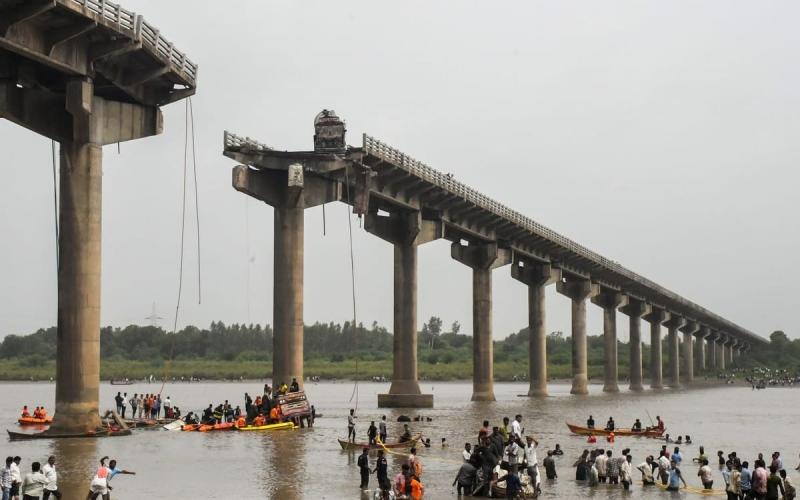 Bridge collapsed in Gujarat, moving vehicles fell into the river, 9 people died hindi news big News latest news khabargali 