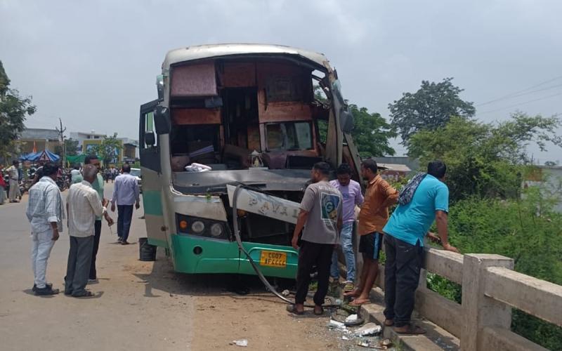 A bus carrying 70 passengers collided with a bridge, one died, many passengers were injured Cg News big News latest news khabargali