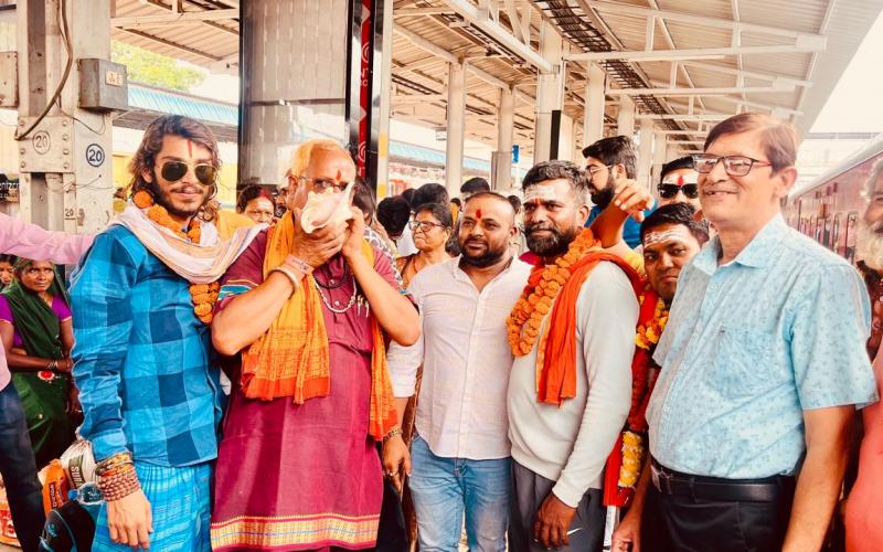 For the last 31 years continuously, Shri Baba Amarnath Seva Samiti has been leaving for the darshan of Baba Amarnath Barfani. In the first batch, hundreds of devotees were sent off at Raipur Railway Station by Sushil Sunny Agarwal who wished for the prosperity of Chhattisgarh and applied tilak on the devotees. Kamlesh Nathwani, Nandu Sinha, Anubhav Charan Shukla, Raipur, Chhattisgarh, Khabargali
