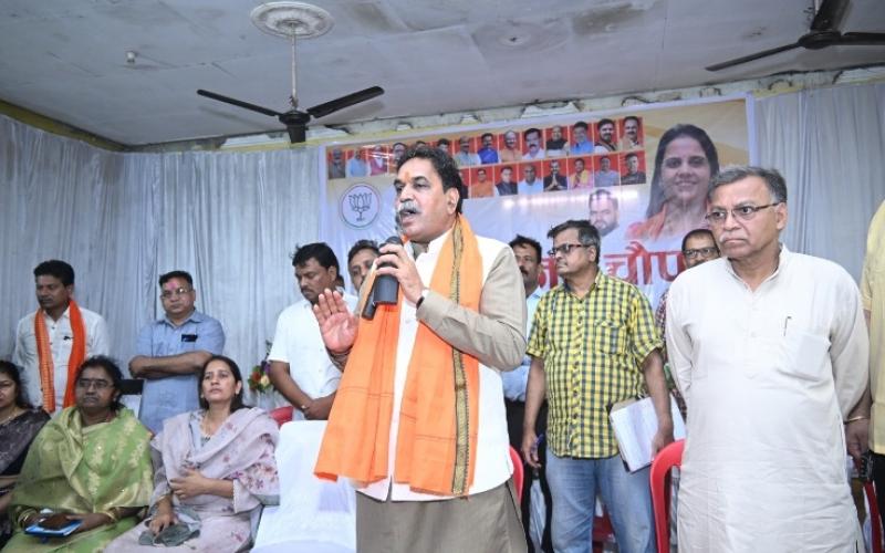Former Cabinet Minister and MLA Rajesh Munat inaugurated the Janchaupal program from Hirapur, Raipur, Chhattisgarh, Khabargali
