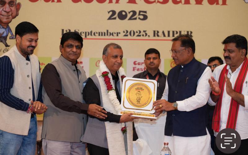 Chief Minister Shri Sai attended Cartoon Festival-2025, presented the Lifetime Achievement Award of Cartoon Watch magazine to renowned cartoonist of Jammu and Kashmir Shri Manoj Chopra, Editor of Cartoon Watch Trayambak Sharma, Raipur, Chhattisgarh, Khabargali