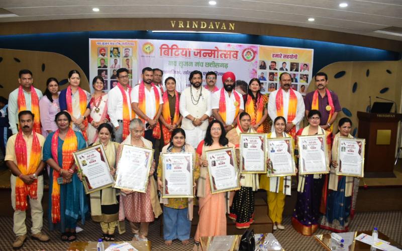Nav Sarjan Manch honoured the parents of daughters, on the occasion of daughter's birth anniversary, Vrindavan Hall echoed with the laughter of little daughters, Raipur, Chhattisgarh, Khabargali