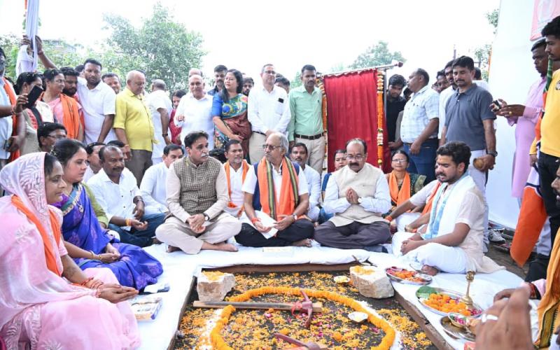 Bhoomipujan of projects worth Rs 96 crore in Raipur West, MLA Rajesh Munat's hard work paid off, Raipur West gets big gifts Raipur West on the path of development, Deputy CM Arun Sao announces Rs 50 lakh each for 70 wards Raipur gets gift of development works worth Rs 150 crore: Deputy CM Arun Sao lays foundation stone of 3 overpasses, lakhs of people will get relief, Chhattisgarh, Khabargali