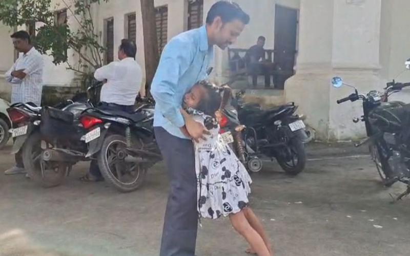 As punishment for going to the toilet, the teacher beat the innocent child with a stick and also made him do 100 sit-ups Ambikapur news hindi News big news khabargali  hindi News big news latest News khabargali