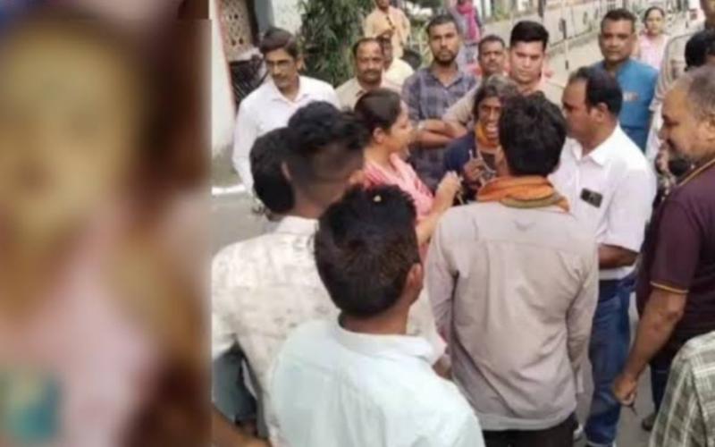 Negligence in Anganwadi Centre, a two and half month old child died after being given four vaccines at once, family members created a ruckus Chhattisgarh News bilaspur news khabargali 