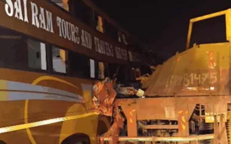 A bus full of devotees going to see Ramlala collided with a trailer, 4 people including 3 women died hindi News Big News latest news khabargali 