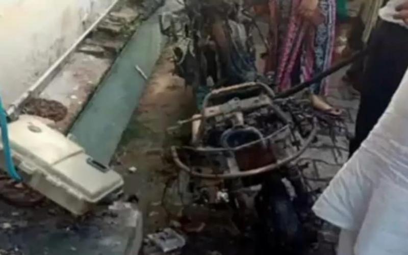 Electric scooter explodes while charging, 2 killed, fire spreads throughout house agra news Big newsy latest news khabargali 