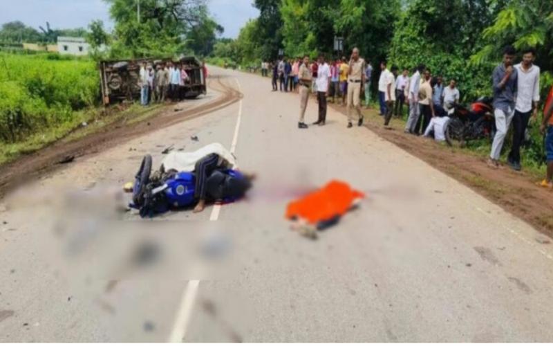 Two youths returning from Dongargarh died in a road accident, a fierce collision between a pickup and a bike. Hindi news big News Latest news khabargali 
