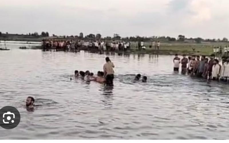 A tractor-trolley overturned in a pond during idol immersion in Khandwa, killing 10 devotees.khabrgali 