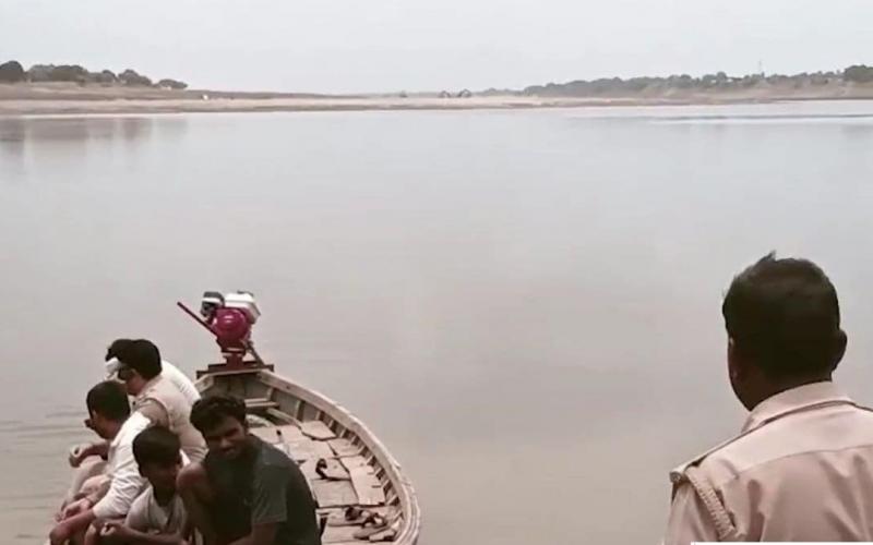Man jumps into Yamuna river with 4 children, all die; wife escapes with lover hindi News latest news Big News khabargali 