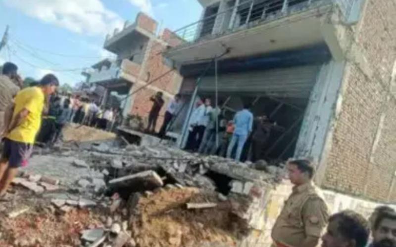 A powerful explosion occurred at a coaching centre, with two people feared dead and six seriously injured. Hindi latest news big news khabargali 