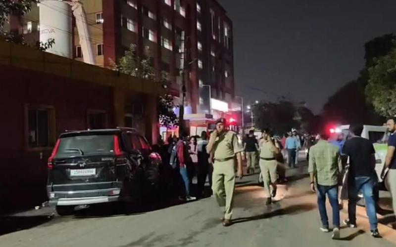 A massive fire broke out at the trauma centre of Sawai Mansingh Hospital, causing panic and outcry, killing 8 people. Hindi latest News khabargali 