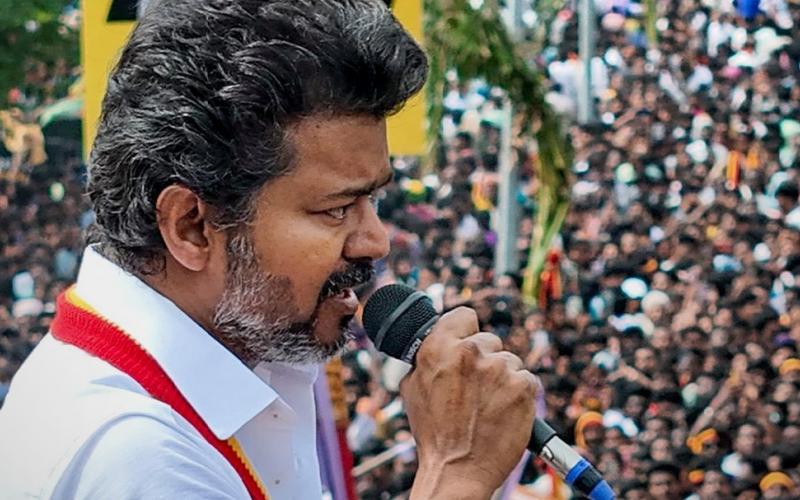 A bomb was found at the home of famous actor Vijay, after a threat call was received early in the morning; police are investigating. Hindi latest news big News khabargali 