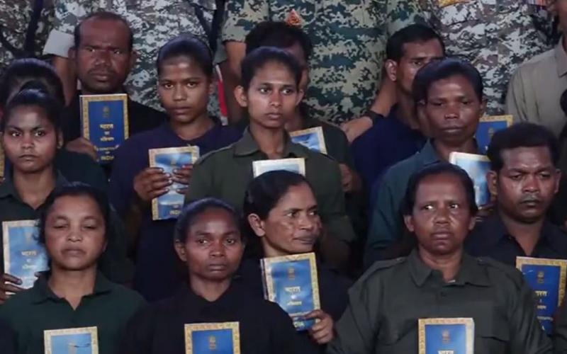 208 Naxalites surrendered to security forces, surrendering a total of 153 weapons. Hindi latest big News khabargali 