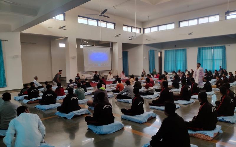 79 students learned Anapana meditation. One day Anapana camp concluded at Dhammakuti Vipassana Meditation Centre. Raipur, Sitaram Sahu Centre Acharya Dhammakuti Vipassana Meditation Centre, Chhattisgarh, Khabargali