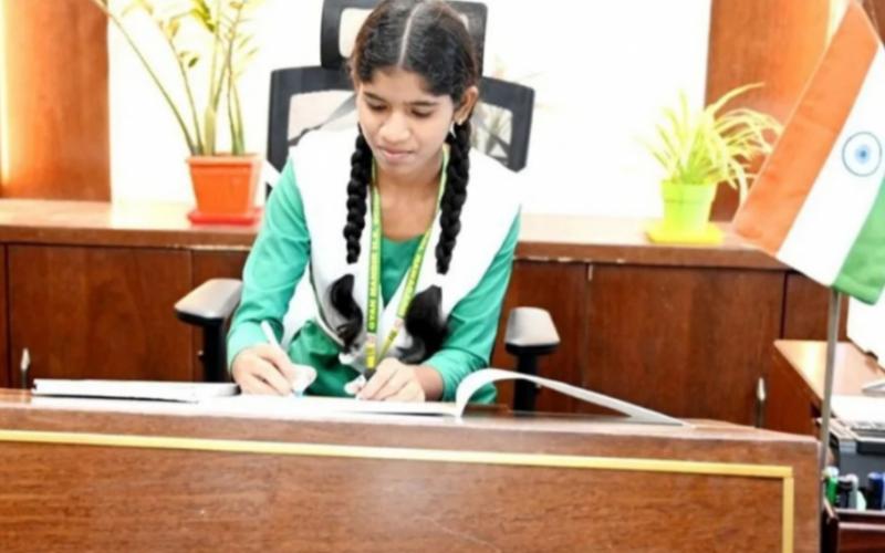 A 12th-grade student became a collector for 15 minutes and gave three important instructions. Janjgir news Chhattisgarh news hindi News khabargali 