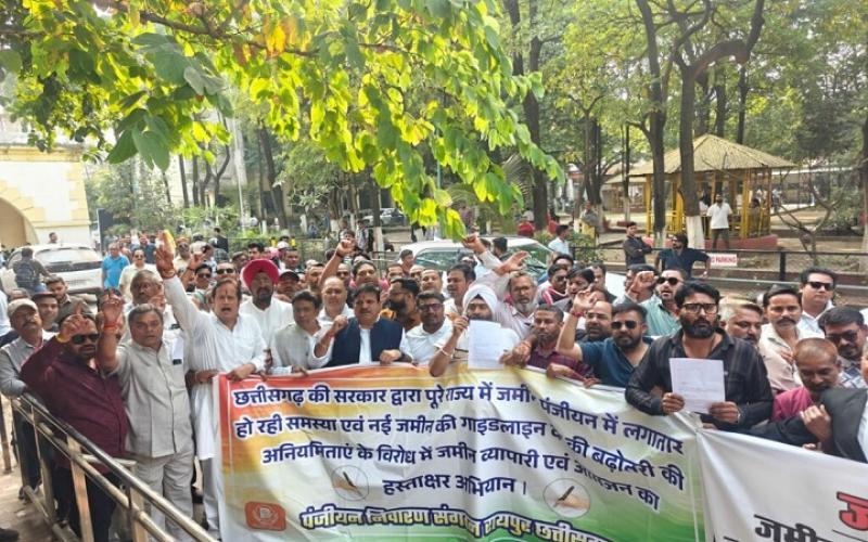 Major protest over land registration; builders and brokers stage a massive demonstration outside the Collectorate, Raipur, Chhattisgarh, Khabargali